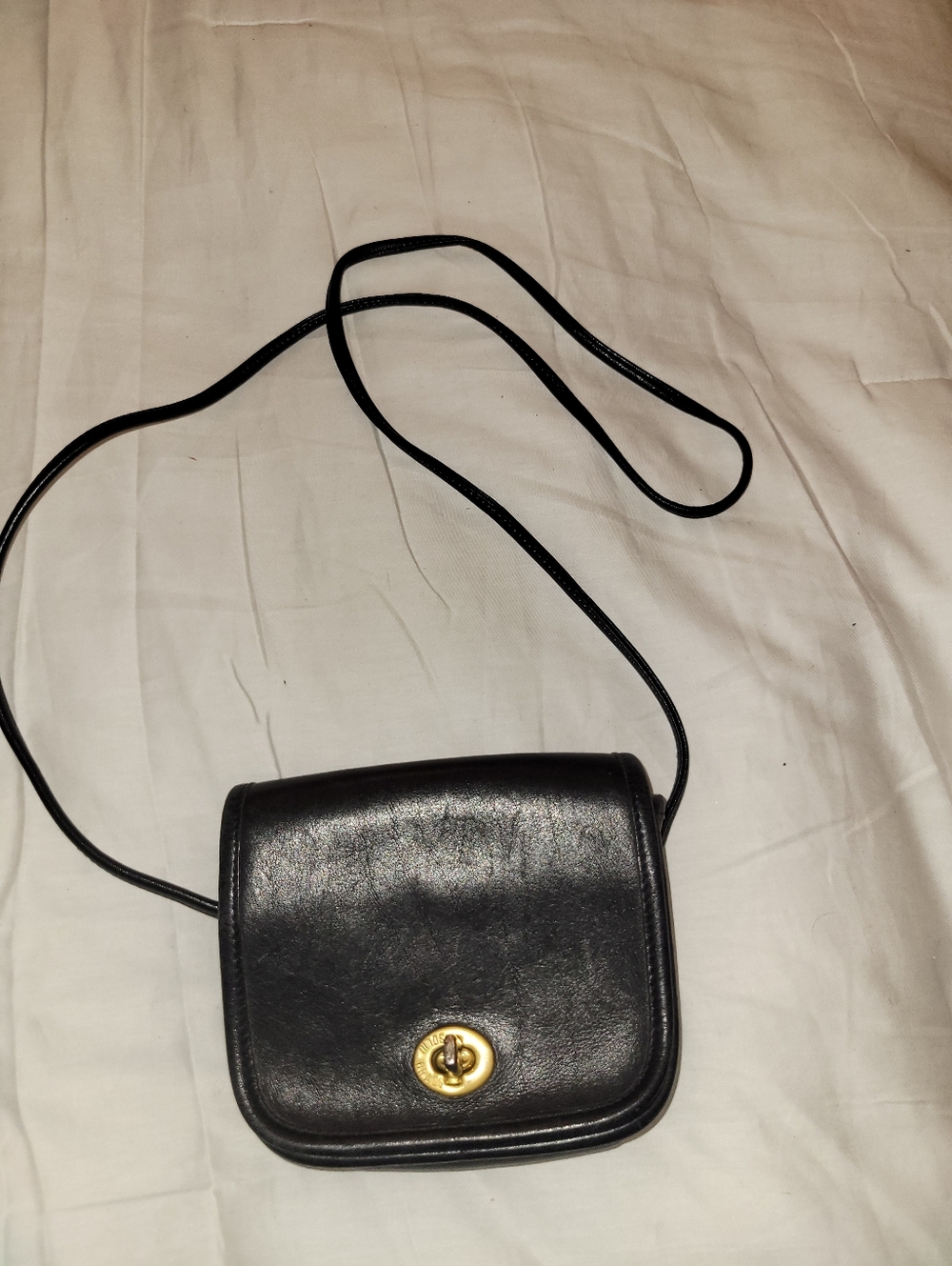 Source Unknown Black Leather Crossbody with Gold Turn-Lock